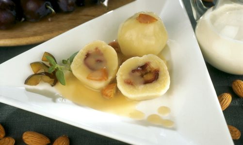 Knedle ze śliwkami z sosem koniakowym i bakaliami