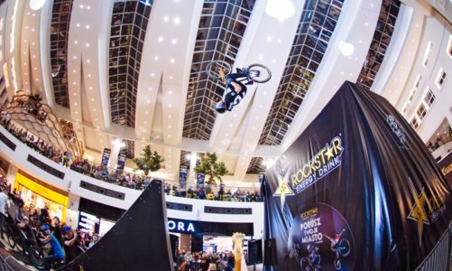 Zawody downmall, czyli wyścigi na czas na rowerach po specjalnie przygotowanym torze