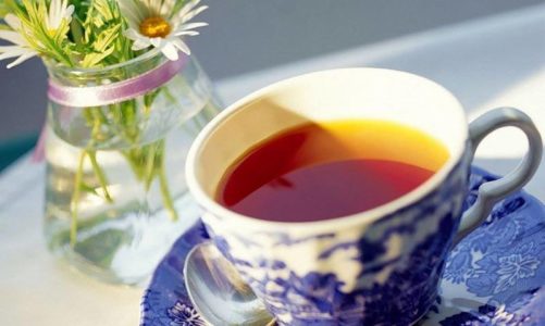 Skuteczne nawadnianie organizmu – woda czy herbata?