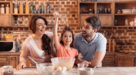 Kulinarny wehikuł czasu – czyli powrót do smaków dzieciństwa LIFESTYLE, Żywienie - Wielu z nas z wielkim sentymentem wspomina smaki dzieciństwa. Już na samą myśl o tych wszystkich smakołykach, pojawia się uśmiech w kącikach ust. A może warto przywołać zapachy, które unosiły się w naszej rodzinnej kuchni i podarować te same przyjemności swoim pociechom?