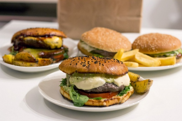 Burgery na PizzaPortal.pl – gdzie najlepsze w mieście? Ranking Jemy w Łodzi LIFESTYLE, Żywienie - Jemy w Łodzi przetestował losowo wybrane łódzkie restauracje dostępne na PizzaPortal.pl, oferujące burgery z dostawą do domu. Które wypadły najlepiej?