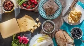 Nowy rok, zdrowy rok – jak zmienić dietę na lepszą bez wyrzeczeń? LIFESTYLE, Żywienie - Styczeń to miesiąc, w którym składamy sobie najwięcej obietnic, licząc się jednocześnie z tym, że o większości z nich szybko zapomnimy. Noworoczne postanowienia nie muszą być jednak niemożliwe do spełnienia, jeśli realizować je będziemy powoli i z rozmysłem.