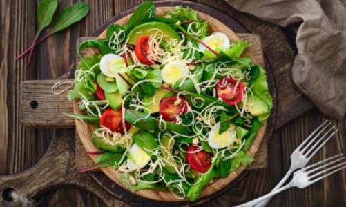 Sałatka z awokado i serem Aldamer