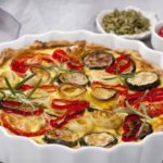 Przepis na wytrawną tartę z warzywami z aromatyczną pastą