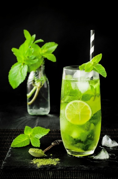 Wiosenne smaki od Ahmad Tea London LIFESTYLE, Żywienie - Eksperci Ahmad Tea London sugerują, że wiosną życie warto urozmaicić sobie również przygotowując… kolorowe napoje, dzięki którym wiosenna radość zawita do nas na każdej płaszczyźnie.