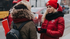 Pan Pomidor z porcją ciepła na warszawskich ulicach