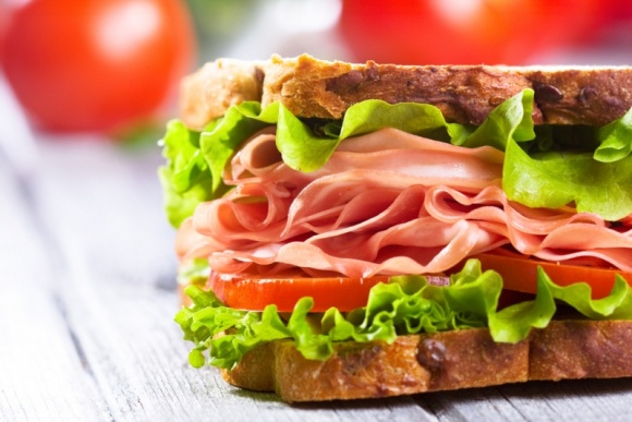 Postaw na naturę: Wędliny bez „E” LIFESTYLE, Żywienie - Jak w gąszczu tylu smakołyków znaleźć te najlepsze? Wartościowy produkt poznamy po jego składzie, dlatego wybierając produkty wędliniarskie, warto kupować te, które charakteryzuje tzw. czysta etykieta – bez wzmacniaczy smaku, sztucznych barwników, dodatku fosforanów, bez „E” .
