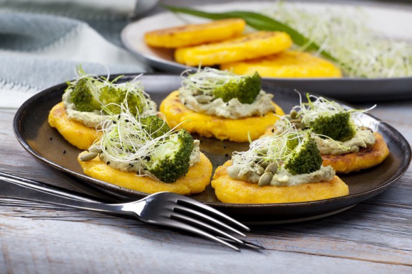 Przepis na kukurydzianą polentę z brokułem, kiełkami i prażonymi pestkami LIFESTYLE, Żywienie - Polenta z brokułem to świetny pomysł na efektowną potrawę, którą można serwować na gorąco i na zimno. Doskonale sprawdzi się jako danie główne, a także jako ciekawa, aromatyczna przekąska dla jednej lub wielu osób.