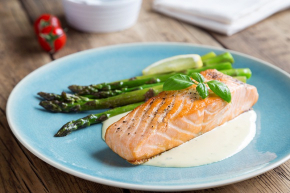 Wiosna pod znakiem fit: przepis na łososia ze szparagami LIFESTYLE, Żywienie - Wiosna pod znakiem fit: przepis na łososia ze szparagami