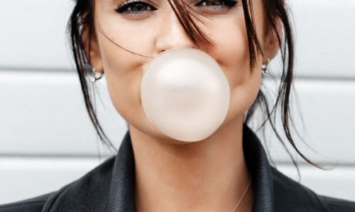 Polacy żują gumy na potęgę. Jesteśmy w czołówce Europy