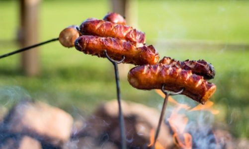 Ognisko, kiełbaski i biesiadowanie – kilka rzeczy, które musisz wiedzieć!