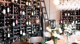 BĄDŹ JAK SOMMELIER – CZYLI DOWIEDZ SIĘ, JAK DOBRAĆ WINO DO POSIŁKU! LIFESTYLE, Żywienie - Zrywanie z utartymi od lat schematami łączenia wina z potrawami oraz coraz większa dojrzałość i wiedza polskich sommelierów, w połączeniu z coraz nowszymi technikami przyrządzania potraw sprawiają, że odchodzi się od podawania win białych do ryby, a czerwonych do mięsa.