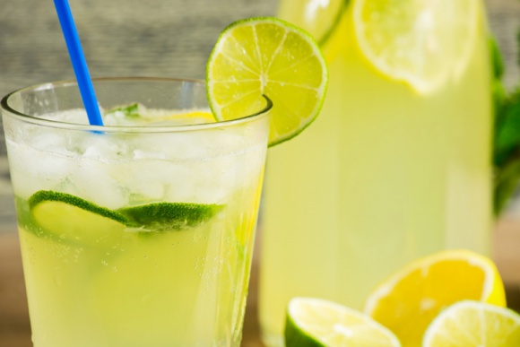 Pomysły na chłodzące napoje na bazie herbaty LIFESTYLE, Żywienie - Lato to dni pełne słońca, termometry wskazujące co najmniej 20 stopni i sezon na pyszne owoce. Truskawki, arbuzy, wiśnie, czereśnie i inne tego rodzaju pyszności często wykorzystujemy do przygotowywania deserów, ciast czy nawet w formie przekąski pomiędzy posiłkami.