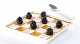 Uwolnij smak lata – przepisy na letnie desery LIFESTYLE, Żywienie - W celu podwyższenia atrakcyjności lokalu warto poszerzyć letnie menu o nowe, ciekawe desery, które przykują uwagę każdego klienta. Dostępne są w końcu sezonowe owoce, dzięki czemu restauratorzy oraz branża cukiernicza mają szersze pole do popisu.