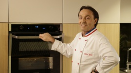 Michel Moran pokazuje jak ułatwić sobie życie z piekarnikiem Dual Cook Flex LIFESTYLE, Żywienie - W nowej digitalowej kampanii Samsung znany szef kuchni Michel Moran w krótkich filmach dzieli się z widzami pomysłami, jak korzystając z pomocy urządzeń Samsung mieć więcej radości z gotowania.