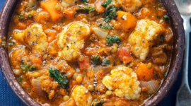 Zupy w klimacie orientu LIFESTYLE, Żywienie - Zupa to świetna propozycja obiadu w letnie dni. To lekki, a zarazem pożywny posiłek, który można szybko i łatwo przygotować. Tradycyjne dla polskiej kuchni zupy mogły się już niektórym z nas znudzić, dlatego warto pobudzić kubki smakowe i przyrządzić zupę w klimacie orientu.