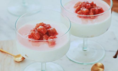 Szybki i efektowny deser na lato? Panna cotta w sezonowej odsłonie