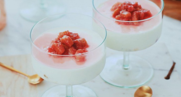 Szybki i efektowny deser na lato? Panna cotta w sezonowej odsłonie