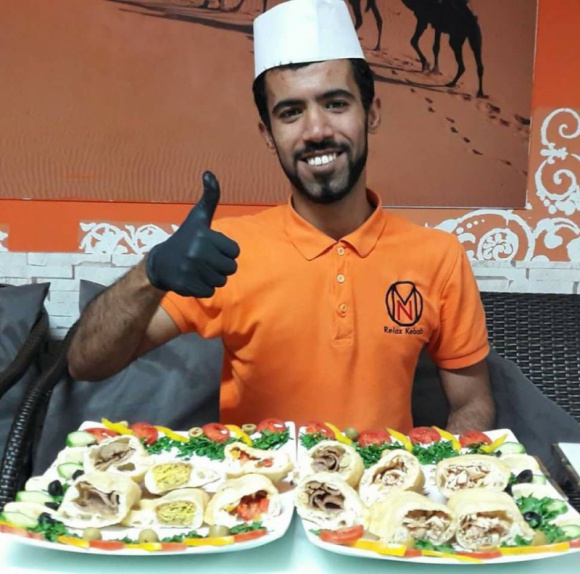 W Radzyminie stworzą najdłuższego kebaba w Polsce LIFESTYLE, Żywienie - Szykuje się nie lada gratka dla wszystkich fanów kebaba - w bułce i w tortilli! W Radzyminie pod Warszawą staną przed szansą ustanowienia Rekordu Polski na najdłuższą linię z kebabów.