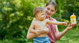 Tego produktu nie powinno zabraknąć w diecie rocznego dziecka! LIFESTYLE, Żywienie - Chociaż jadłospis juniora jest bardzo różnorodny, nie może zabraknąć w nim miejsca dla mleka (w tym mleka modyfikowanego) i jego przetworów, będących bogatym źródłem ważnych składników odżywczych, których dziecko potrzebuje nawet kilka razy więcej niż dorosły!