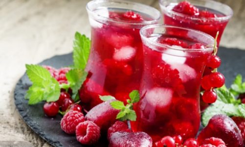 Herbaciani pomocnicy wody, czyli skuteczne nawadnianie latem