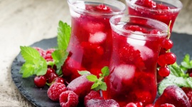 Herbaciani pomocnicy wody, czyli skuteczne nawadnianie latem LIFESTYLE, Żywienie - Podstawą dobrego samopoczucia jest między innymi dostatecznie nawodniony organizm. Dzięki odpowiedniej ilości płynów mamy więcej energii, nasza skóra jest w dobrej kondycji, a mięśnie prawidłowo pracują.