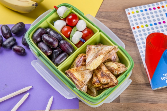 W tornistrze zawsze powinno być miejsce na drugie śniadanie! LIFESTYLE, Żywienie - Na prawidłowy rozwój dziecka ma wpływ wiele czynników, także codzienne posiłki. Co powinno znaleźć się w jego plecaku, aby nowy rok szkolny powitał pełen energii i entuzjazmu?