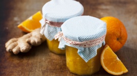 Delecta zdradza przepis na dżemowe „hygge po polsku" LIFESTYLE, Żywienie - Chociaż żar za oknem doskwiera, to właśnie on sprawia, że owoce w tym roku są wyjątkowo słodkie i jest ich znacznie więcej niż w latach ubiegłych. Efekt? Agrest, śliwki czy jabłka już dawno nie były tak tanie.