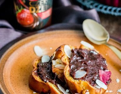 Pudding z chałki z migdałami, truskawkami i czekodżemem Łowicz