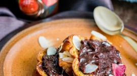 Pudding z chałki z migdałami, truskawkami i czekodżemem Łowicz LIFESTYLE, Żywienie - Słodkie przepisy deserowe z wykorzystaniem wypieków, mają to do siebie, że śmiało można zaserwować je na śniadanie w stylu francuskim. Tak jest i z tą propozycją, bo zapieczona chałka z owocami, nada deserowi niespotykany głęboki smak.