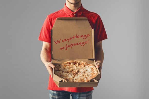 Życzenia co do pudełka pizzy LIFESTYLE, Żywienie - Pudełko do pizzy jest bardzo pojemne. Oprócz miejsca na danie i logo restauracji, jest na nim sporo niewykorzystanej przestrzeni. Aż się prosi, by ją choć w niewielkiej części spożytkować. Na jakie pomysły aranżacji pudełek wpadli klienci PizzaPortal.pl?