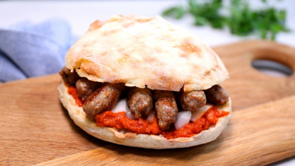 Zaproś chorwacki smak na swojego grilla! LIFESTYLE, Żywienie - Lato w pełni, a wraz z nim trwa w najlepsze sezon na grillowanie! Warto czasem zaskoczyć przyjaciół i pokusić się o przygotowanie czegoś wyjątkowego – na przykład zainspirować się smakiem warzywnych past Podravka i sięgnąć po przepisy rodem z chorwackiej kuchni!