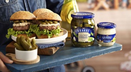 Siekane burgery wołowe na wakacyjnego grilla LIFESTYLE, Żywienie - Kolejny wakacyjny weekend przed nami. Tym razem proponujemy domowe burgery z soczystą siekaną wołowiną, ogórkami i chrzanem.
