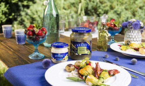 Grillowane kwiaty cukinii z łososiem i ogórkiem kiszonym