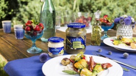 Grillowane kwiaty cukinii z łososiem i ogórkiem kiszonym LIFESTYLE, Żywienie - Jak grillowane kwiaty cukinii podbijają letnie menu?