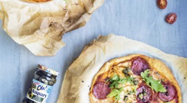 Pikanteria na talerzu, czyli kapary w oleju z pieprzem marynowanym OLE! LIFESTYLE, Żywienie - Znane i cenione za swój wyrazisty smak kapary, to doskonały sposób na dodanie odrobiny pikanterii przygotowywanym daniom. Ich wyjątkowe walory smakowe zachwycą wszystkich miłośników cierpkich, lekko pikantnych smaków.