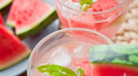 Arbuzowy raj czy jaśminowy ogród? Herbaciane drinki na gorące wieczory LIFESTYLE, Żywienie - Ciepłe, sierpniowe wieczory są świetną okazją do spędzania czasu ze znajomymi na świeżym powietrzu. Obowiązkowym elementem tego rodzaju spotkań towarzyskich są napoje, które kuszą letnimi połączeniami smaków.