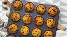 Zamień kanapkę na muffinkę, czyli bentō po polsku LIFESTYLE, Żywienie - Przynoszenie drugiego śniadania do szkoły lub do pracy już dawno przestało być passé. Wszystko za sprawą japońskiej sztuki bentō, która udowadnia, że jedzenie przyniesione z domu jest nie tylko zdrowe i smaczne, ale może być też apetyczne dla oczu.