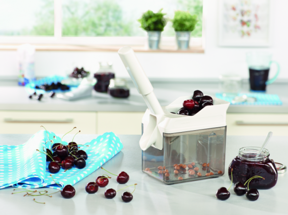 Pomysłowe akcesoria do prasowania, czyli jak ułatwić sobie życie LIFESTYLE, Żywienie - Każdy z nas uwielbia domowe soki, dżemy i marmolady. Niestety jednak, przygotowując je musimy nieźle się natrudzić, a nasza kuchnia po kilku godzinach gotowania wygląda jak po wizycie wilka w domku babci Czerwonego Kapturka. Czy da się tego uniknąć?