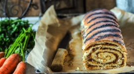 Pięć sposobów na deser z marchwią LIFESTYLE, Żywienie - To podobno niej angielscy lotnicy zawdzięczali podczas wojny swoją niezwykłą skuteczność w namierzaniu samolotów wroga. Plotka głosiła bowiem, że poprawia wzrok. Choć mit ten został niedawno obalony, nie sposób odmówić jej mnóstwa innych właściwości zdrowotnych. O czym mowa?