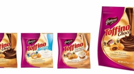 Nowy wizerunek i nowe smaki Goplana Toffino LIFESTYLE, Żywienie - Goplana rozbudowuje ofertę Toffino i inwestuje w jej wizerunek. Cukierki zyskały nowy design opakowań i smaki. Do Toffino Choco (o smaku czekoladowym) dołączyły Toffino Creamy (o smaku śmietankowym), a od października dostępne będą Toffino Caramel macchiato (o smaku kawowym).