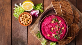 Orientalne kanapki, czyli hummus w doborowym towarzystwie LIFESTYLE, Żywienie - Jego gładka konsystencja, kremowy kolor i charakterystyczny smak są rozpoznawalne na całym świecie. Hummus, bo o nim mowa, sprawdza się jako smarowidło do pieczywa, dip do surowych warzyw, dodatek do dań głównych…