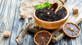Earl Grey – wyjątkowa herbata ze szlachetnym rodowodem LIFESTYLE, Żywienie - Niezwykle aromatyczna Earl Grey to jeden z tych rodzajów herbaty, których nikomu nie trzeba przedstawiać. Ze względu na charakterystyczny smak i zapach oraz uspokajające i wyciszające właściwości, uwielbiana jest przez ludzi na całym świecie.