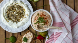 Zatar – z czym to się je? LIFESTYLE, Żywienie - Czy w twojej kuchni powiało nudą? Kurczowo trzymasz się sprawdzonych przepisów, dodatków i przypraw? Daj się porwać egzotycznemu smakowi zataru – mieszanki ziół i zmielonych owoców sumaku. Z czym najlepiej komponuje się ten tajemniczy składnik?