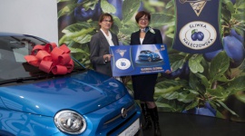Zwycięzca Stylowego Śliwkobrania odebrał Fiata 500. Loteria dobiegła końca! LIFESTYLE, Żywienie - Marka Solidarność od 1 września do 30 listopada organizowała loterię konsumencką Stylowe Śliwkobranie. W trakcie trwania promocji, konsumenci Śliwki Nałęczowskiej mogli wygrać 3000 gadżetów inspirowanych opakowaniem pralin. 19 grudnia została wręczona nagroda główna - Fiat 500.