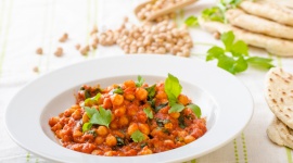 Dhal – idealna rozgrzewająca zupa na jesień LIFESTYLE, Żywienie - Niezwykle popularna, intensywna w kolorze i smaku, zupa dhal to taka bliskowschodnia pomidorówka. Ponieważ każdy przyrządza ją trochę inaczej, istnieją jej niezliczone wariacje. Łączy je pokrewny z curry smak oraz sposób przyrządzenia – szybko, wygodnie, w jednym garnku.