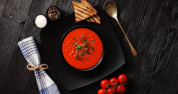 Więcej warzyw - nowy trend konsumencki LIFESTYLE, Żywienie - Już blisko 60% Polaków [1] deklaruje ograniczenie spożycia mięsa na rzecz roślinnych alternatyw. Ten światowy trend potwierdza także najnowszy raport GUS „Polska w liczbach 2018”, którego wyniki dowodzą, że miesięcznie zjadamy niemalże 12 kg warzyw i owoców.