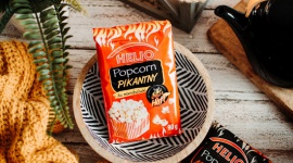 Świętuj z HELIO na ostro Dzień Pikantnych Potraw LIFESTYLE, Żywienie - Dla wszystkich wielbicieli pikantnych potraw, poszukujących prawdziwie ekstremalnych doznań smakowych, mamy… pikantną wiadomość! Do naszej bogatej gamy popcornów HELIO dołączyły nowe rozgrzewające HOT! przekąski: Popcorn PIKANTNY i MEGA OSTRY!