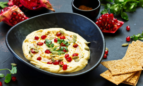 Zakazany owoc. Walentynkowy hummus z granatem