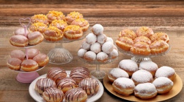Tłusty czwartek – jak świętuje świat? LIFESTYLE, Żywienie - Puszyste pączki, kruche faworki, domowe oponki – katalog ulubionych słodkości Polaków mieści naprawdę sporo smakołyków.